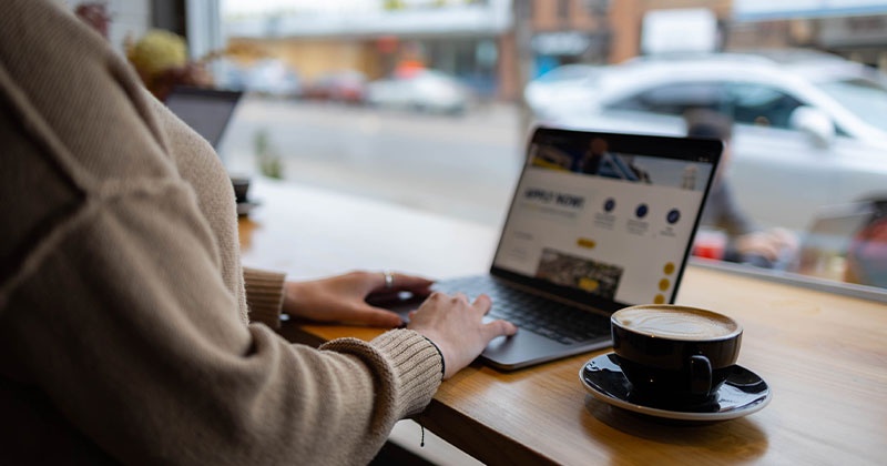 woman at laptop in coffee house